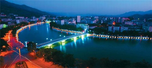 叼嘴一族涮烤火锅